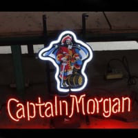 Captain Morgan Sör Kocsma Nyitva Neontábla